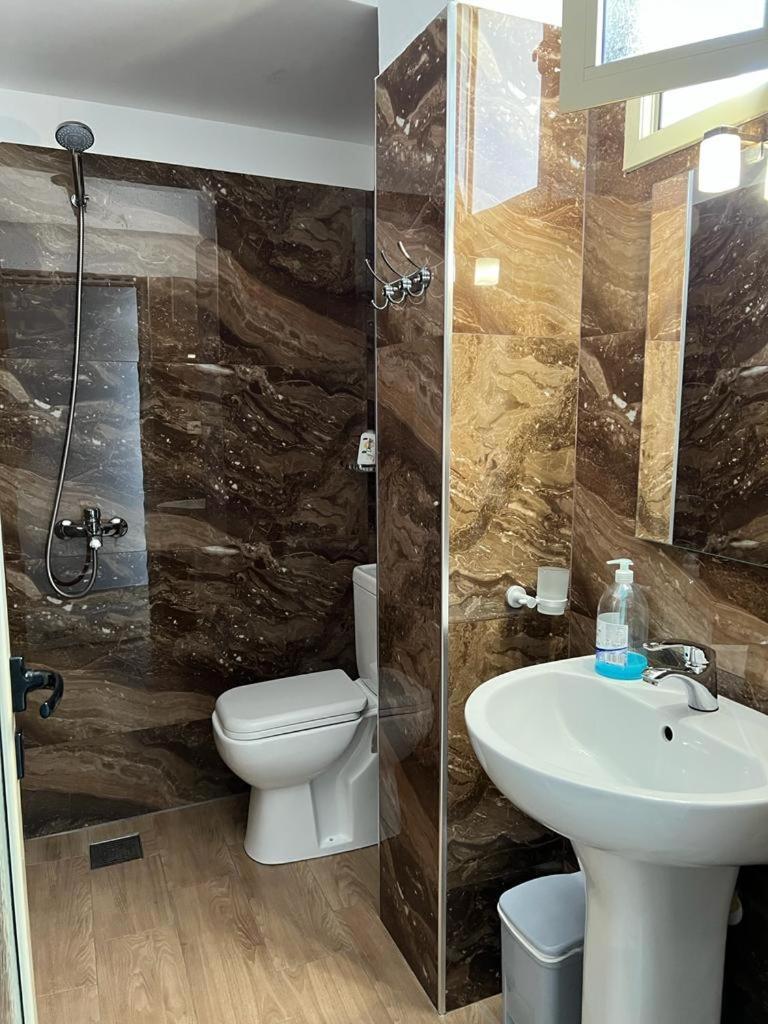 Hotel Vila Flowers Влёра Экстерьер фото